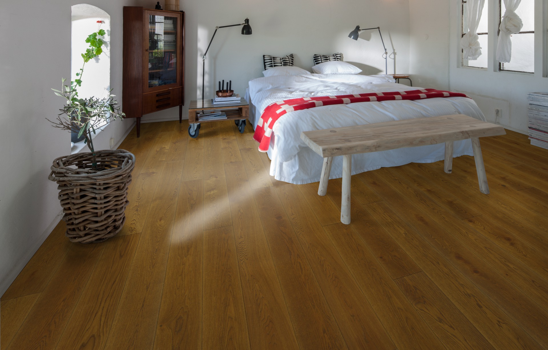 Паркетная доска Kahrs Новая классика Дуб Янтарь Nouveau Rich 151N8AEKQ1KW240 Lively 2420×187×15 фото в интерьере